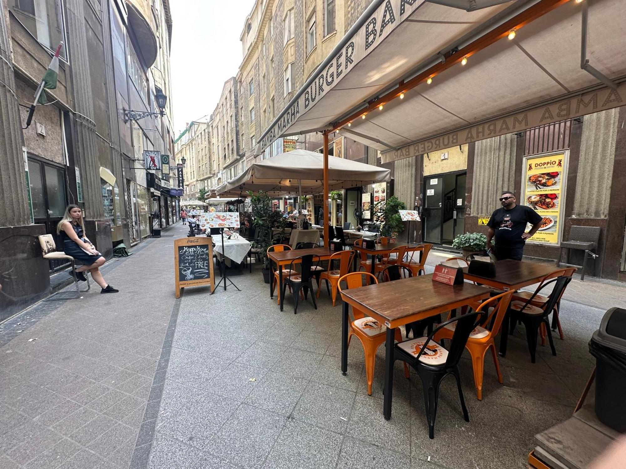 Bright Apartment In The Most Beautiful Street Of Budapest Vaci Street, Fashion Street Budapeste Exterior foto