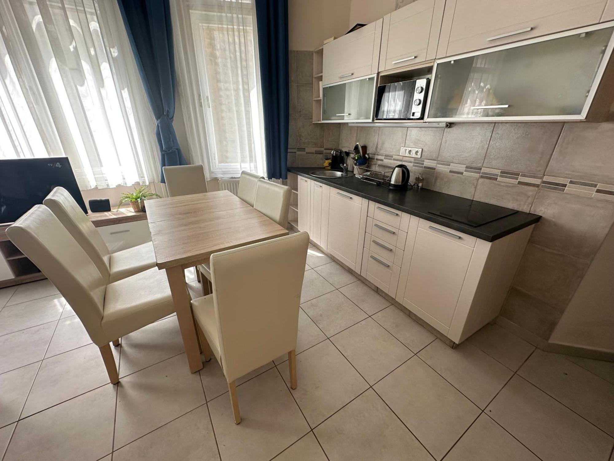 Bright Apartment In The Most Beautiful Street Of Budapest Vaci Street, Fashion Street Budapeste Exterior foto